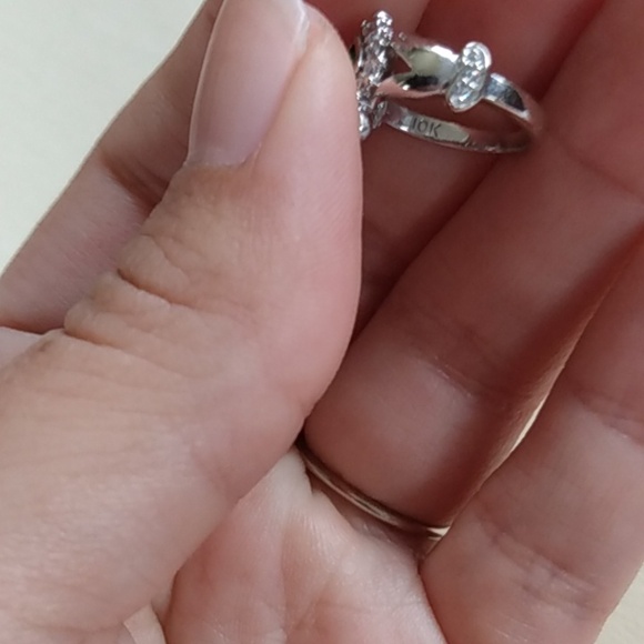 10k white gold Irish claddagh emerald ring - Picture 3 of 3